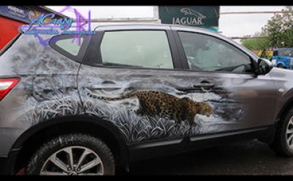 Аэрография на автомобиле Nissan Qashqai. Леопард. Хищник саванны. 